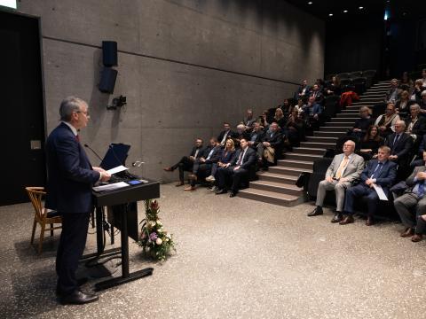 Jón Atli Benediktsson ávarpar gesti