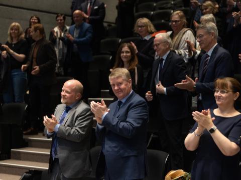 Gestir útgáfuhófs klappa til heiðurs Páli Hreinssyni