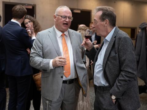 Páll Hreinsson spjallar við Markús Sigurbjörnsson