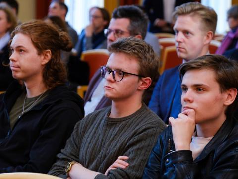 Íslensk forysta albjóõadómstóla: Reynsla, áskoranir og framtíðarsýn