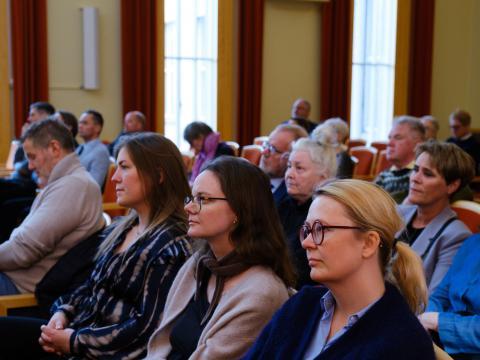 Íslensk forysta albjóõadómstóla: Reynsla, áskoranir og framtíðarsýn