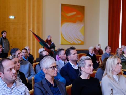 Íslensk forysta albjóõadómstóla: Reynsla, áskoranir og framtíðarsýn